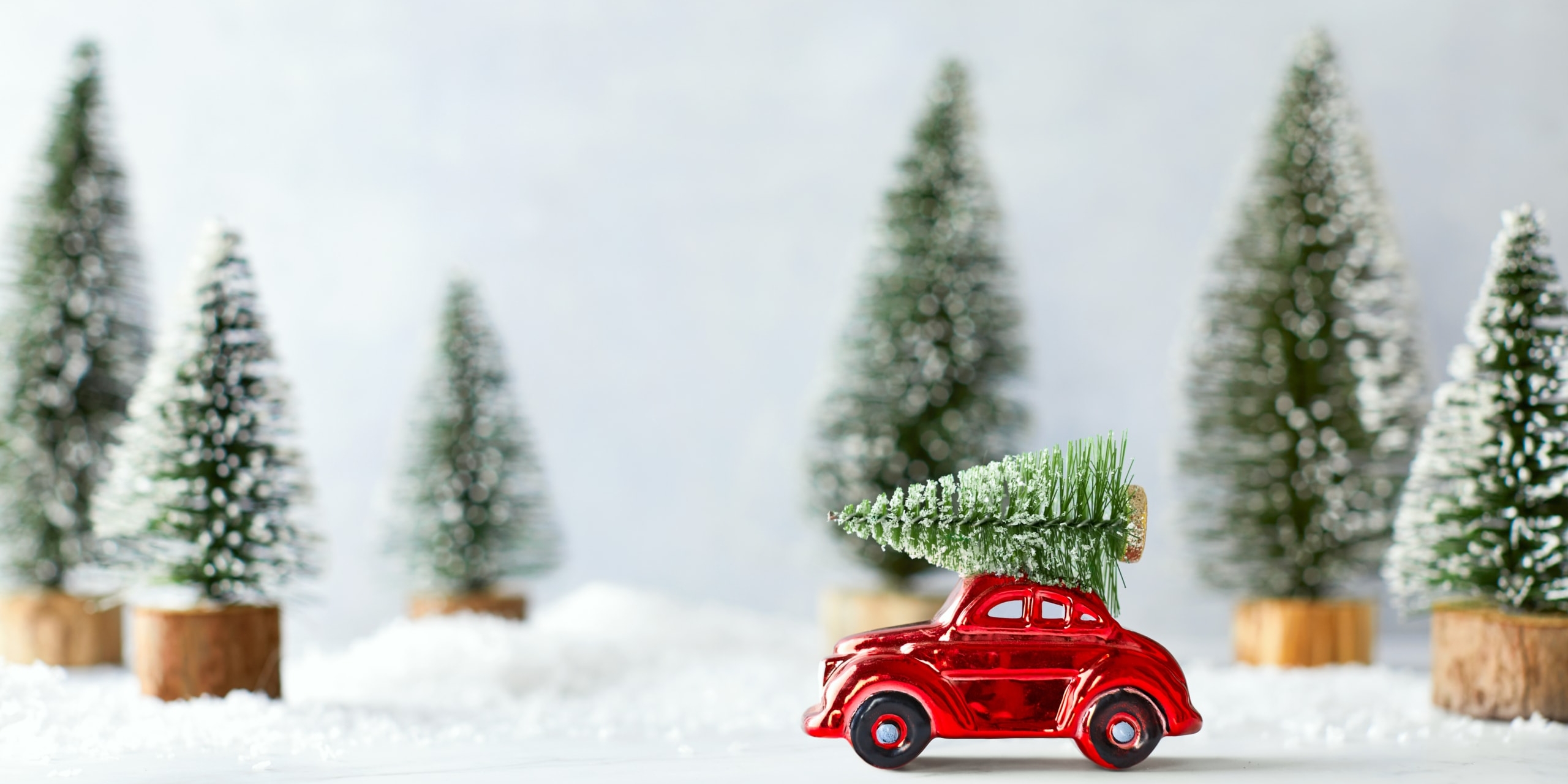 Cute,Winter,Holidays,Concept,With,Retro,Car,Transporting,Christmas,Tree,